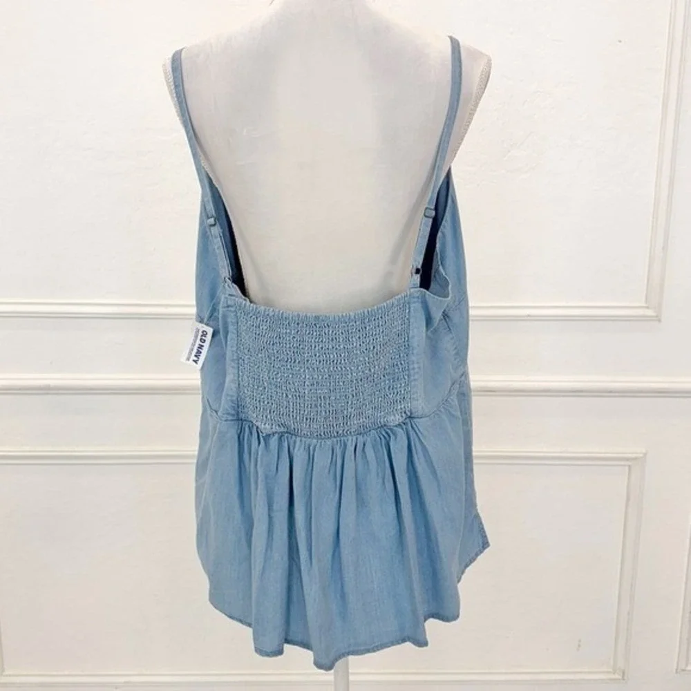 Old Navy Chambray‎ Tank Top Women 2X Light Blue Plus Size Smocked Summer Coastal